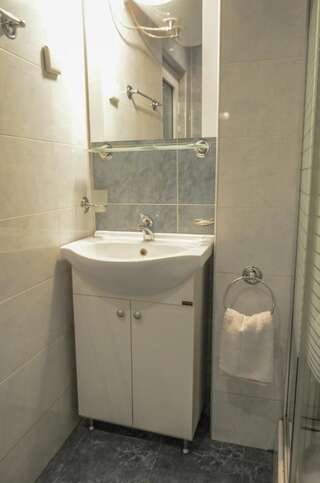 Гостевой дом Guest House Ivel Сапарева-Баня Трехместный номер с собственной ванной комнатой-3